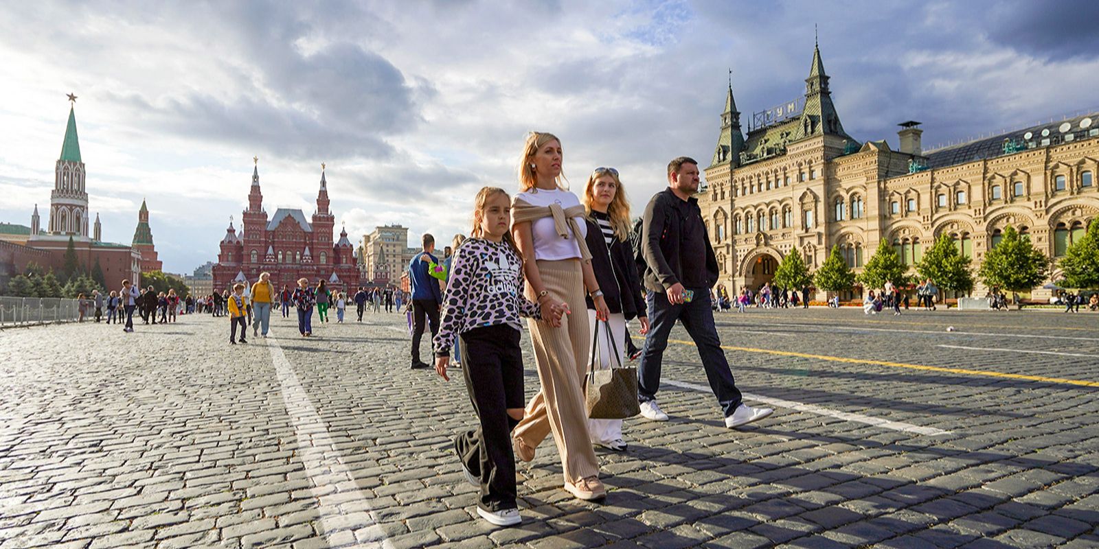 По рекомендациям друзей и с помощью цифровых сервисов: большинство туристов организуют поездки в Москву самостоятельно