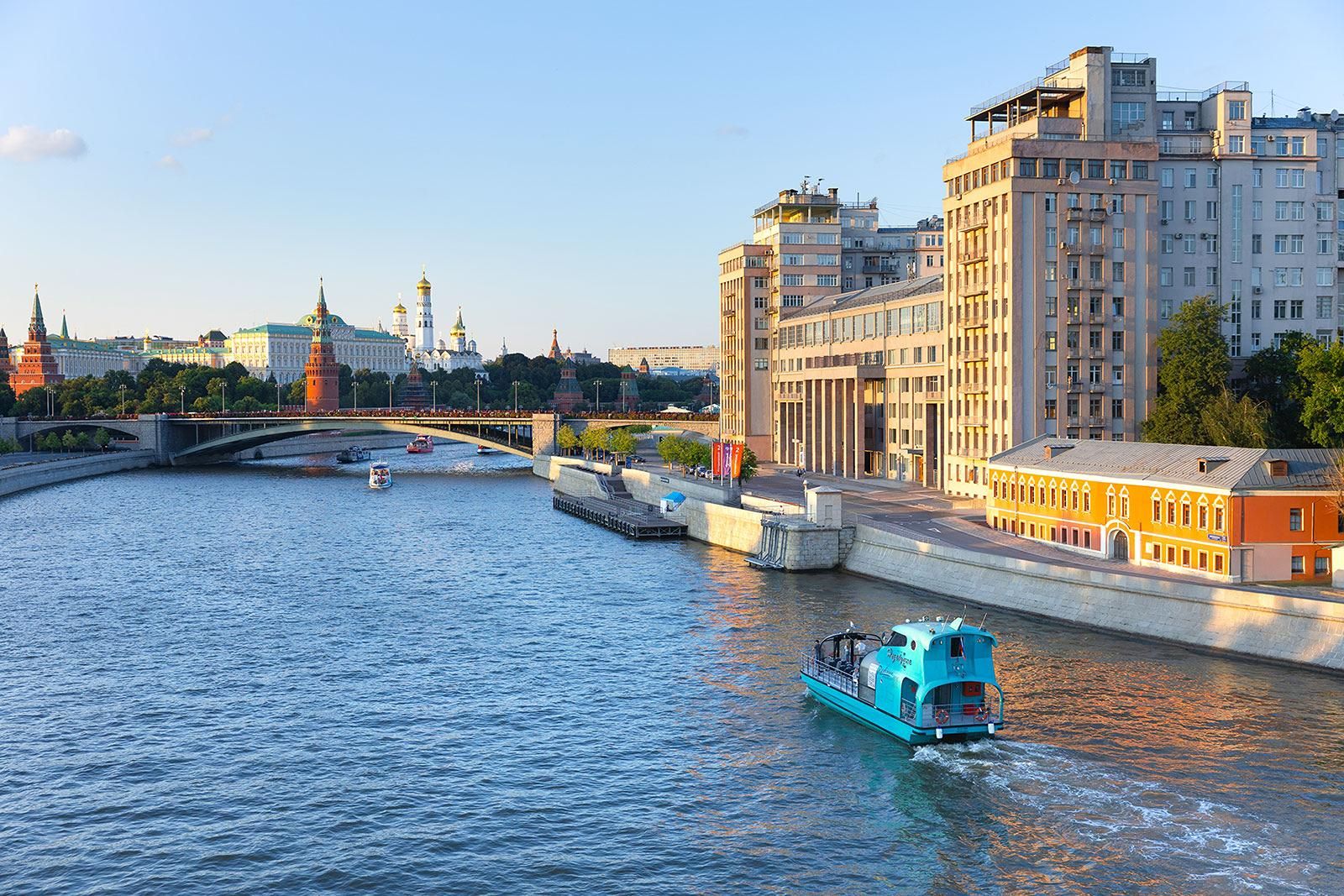 Более двух тысяч ветеранов СВО посетили экскурсии по Москве и Подмосковью