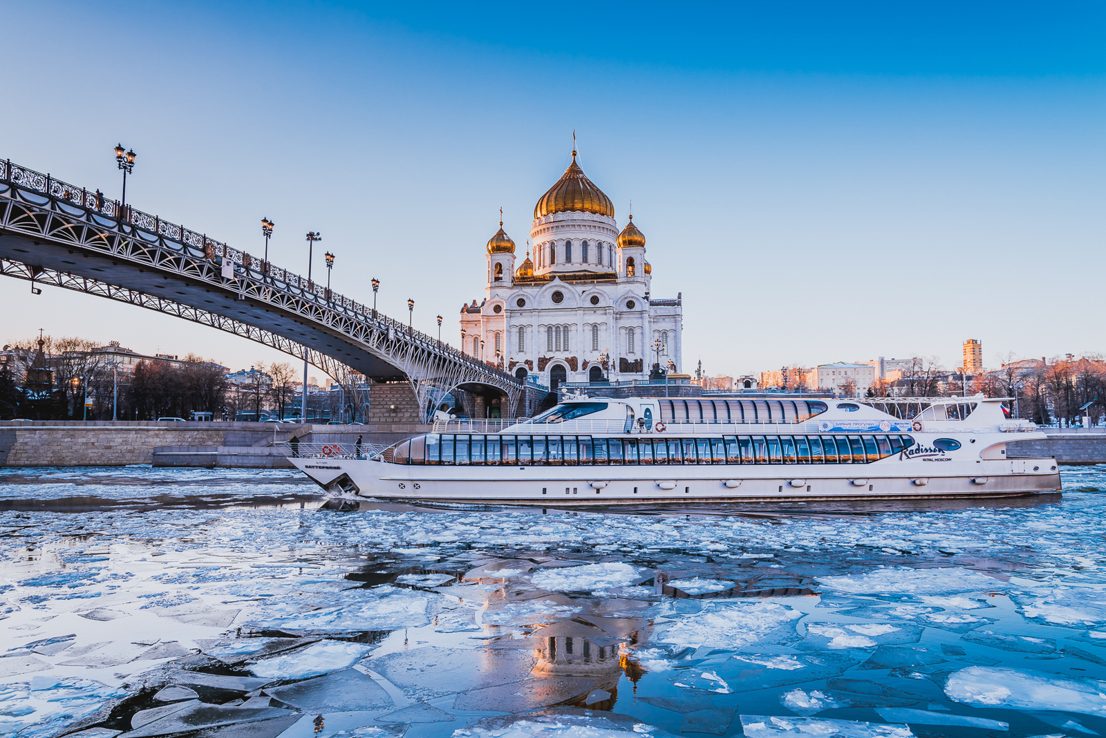 Десять судов, два маршрута, шесть языков: на Москве-реке открылась зимняя пассажирская навигация 